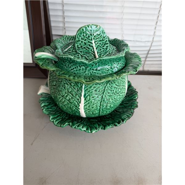 Soup tureen