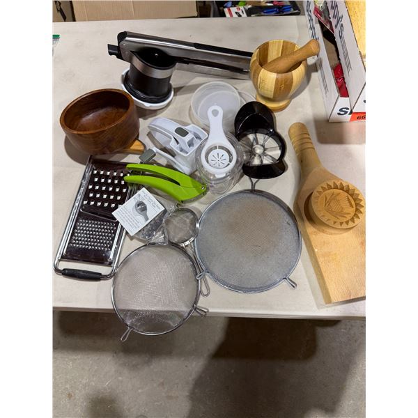 Assorted kitchen items