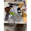 Image 1 : Assorted kitchen items