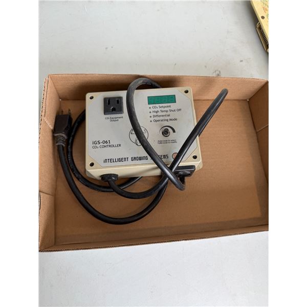 Intelligent growing systems CO2 controller