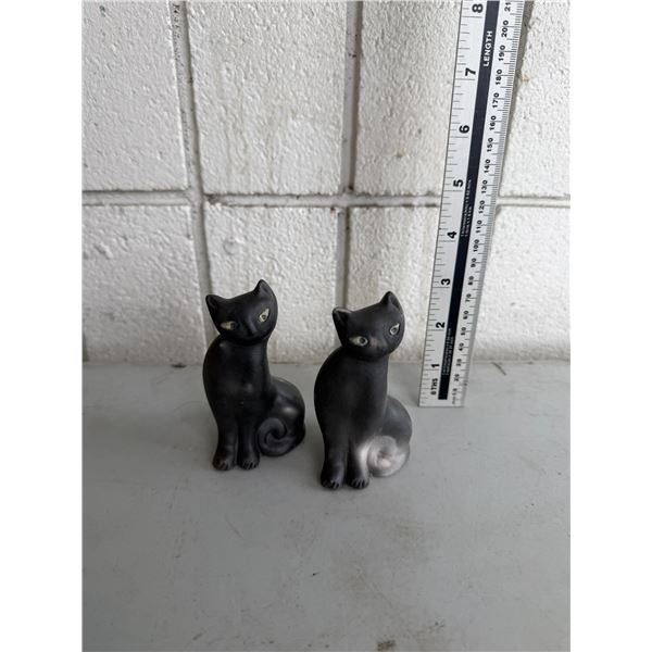 Cat figurines