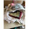 Image 1 : Assorted linens