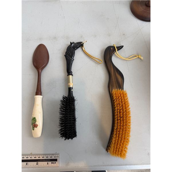 Shoehorn and brushes