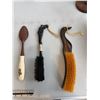 Image 1 : Shoehorn and brushes