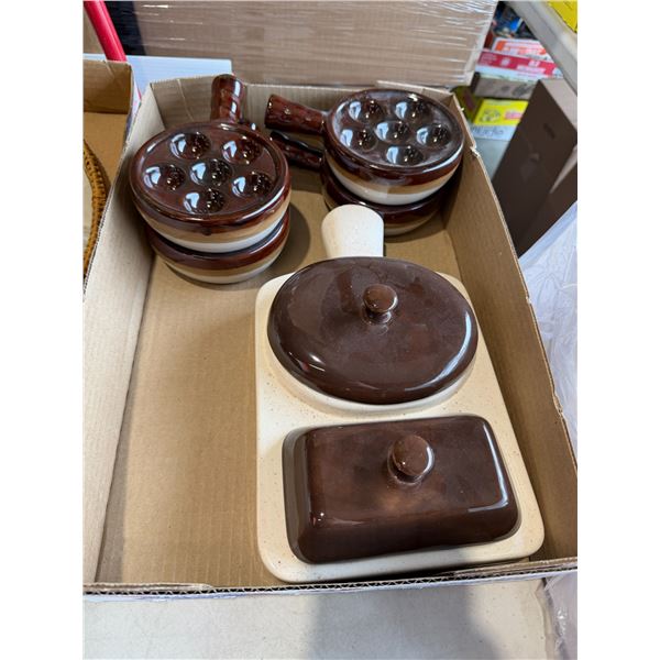 Pottery dishes