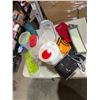 Image 1 : Assorted kitchen items
