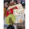 Image 1 : Assorted linens