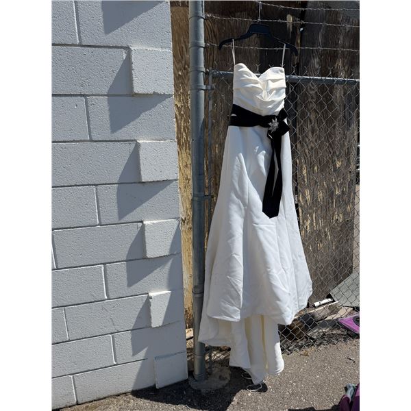 MIKAELLA dress needs cleaning size 8