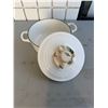 Image 2 : Le Creuset pot