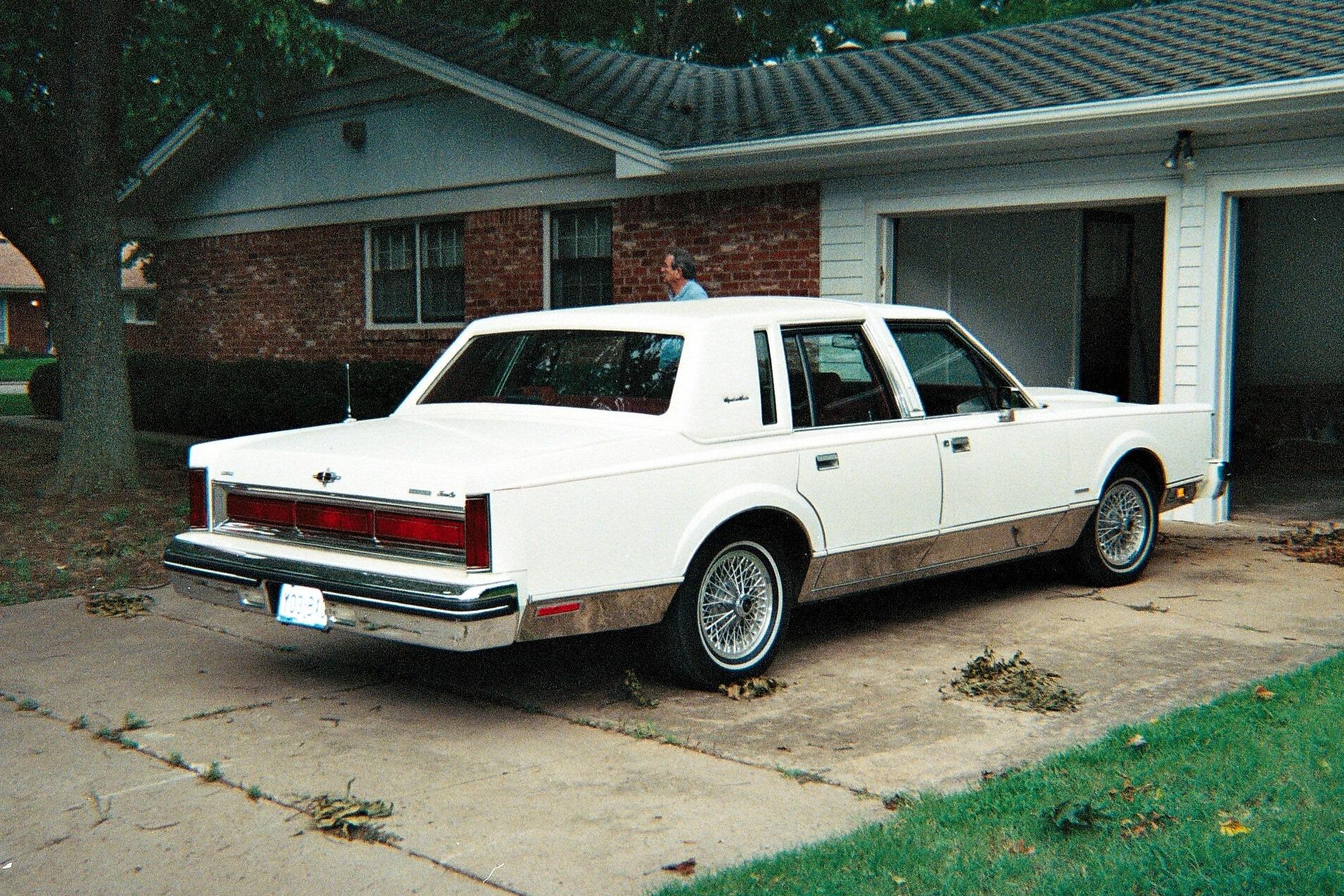 1983 LINCOLN TOWN CAR SIGNATURE SERIES