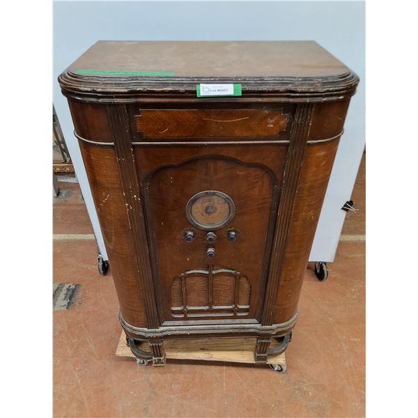 * Antique Victor "Globe Trotter" Tube Radio, Untested, As is - Cannot Ship - Dolly Not Included