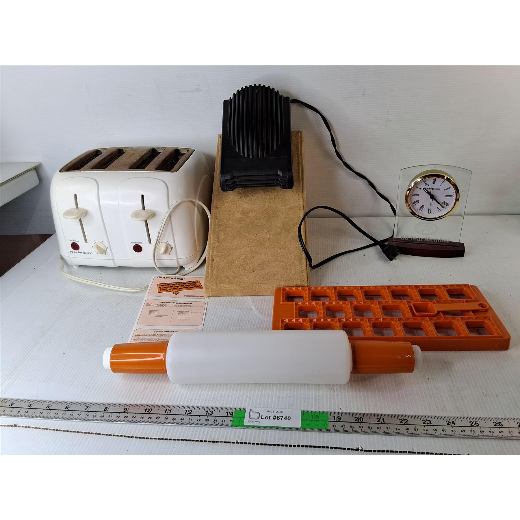 Proctor-Silex Toaster- Powers On, Heater- Powers On, Tupperware Tray ...