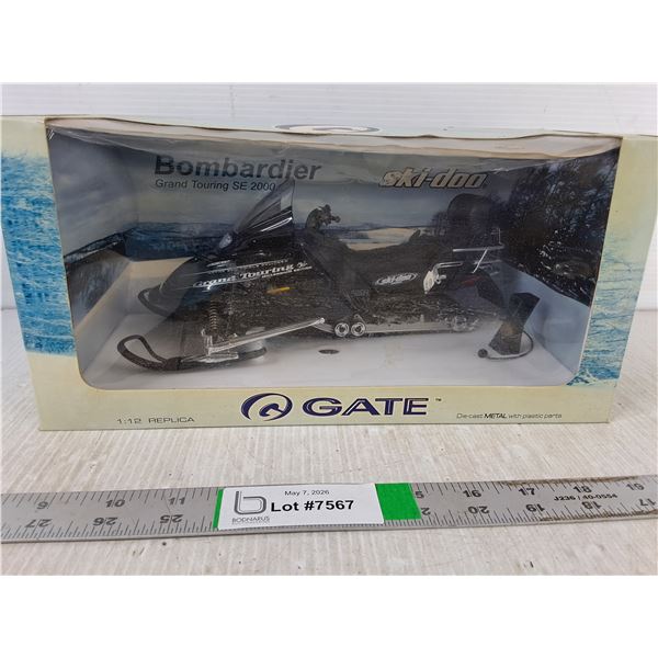 Bombardier Grand Touring SE 2000 Ski-Doo - NIB