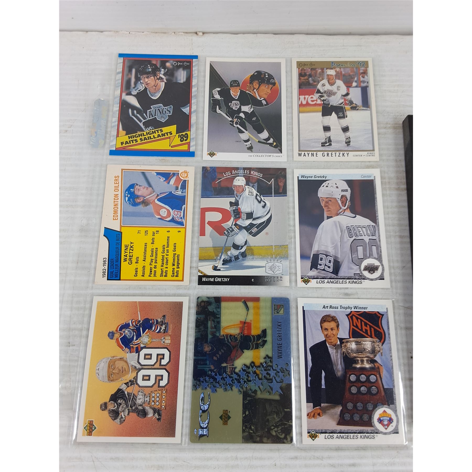 Framed Wayne Gretzky Jumbo Hockey Card & Assorted Wayne Gretzky Cards ...