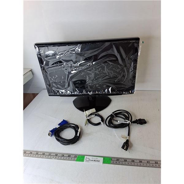 HP 18.5" Monitor, Power Cord & Cables- Powers On/As Is, Cannot Ship