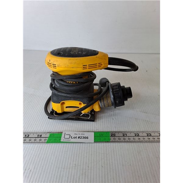 Dewalt 1/4 Sheet Palm Sander- Powers On