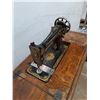 Image 4 : *Vintage Singer Treadle Sewing Machine  30" x 36" x 17" , PICKUP ONLY