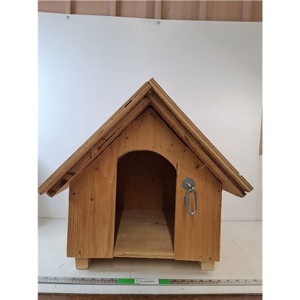 *Wooden Pet Shelter (20"x18"x22")( cannot ship, as is)