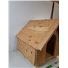 Image 2 : *Wooden Pet Shelter (20"x18"x22")( cannot ship, as is)