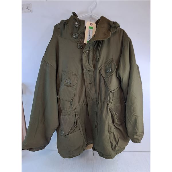 * Canadian Military X-treme Cold Weather Parka (Size Medium Regular)