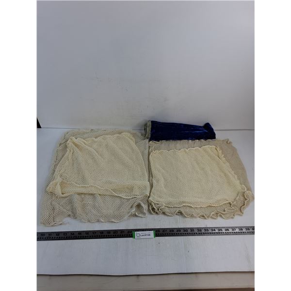 (4) Canadian Military Mesh Laundry Bags & Tote