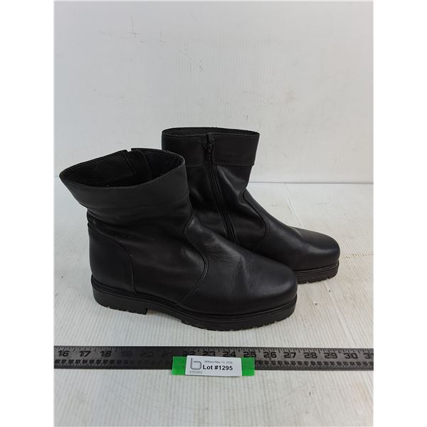 Pair of Lightly Used Logistik Canadian Military Winter Dress Boots - Size 10.5