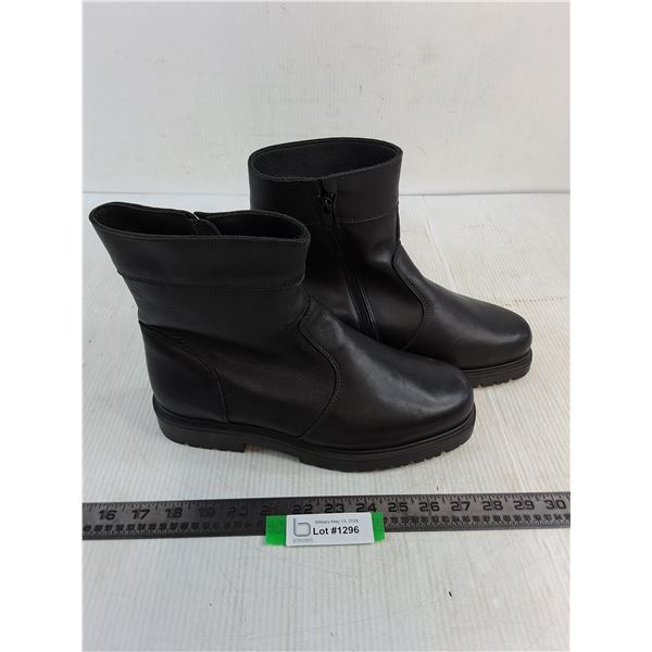 Pair of Unused Logistiks Canadian Military Winter Dress Boots - Size 9