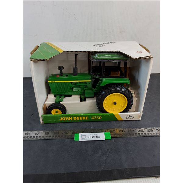NIB Replica 1:16 Diecast 4230 John Deere Tractor