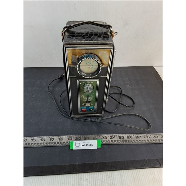 Vintage Transistor AM/FM Radio - Tested