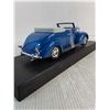 Image 4 : "Road Legends" Mounted Replica Diecast 1937 Ford Convertible