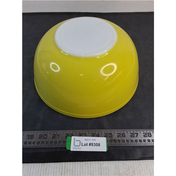Yellow Pyrex 4-Quart Mixing Bowl