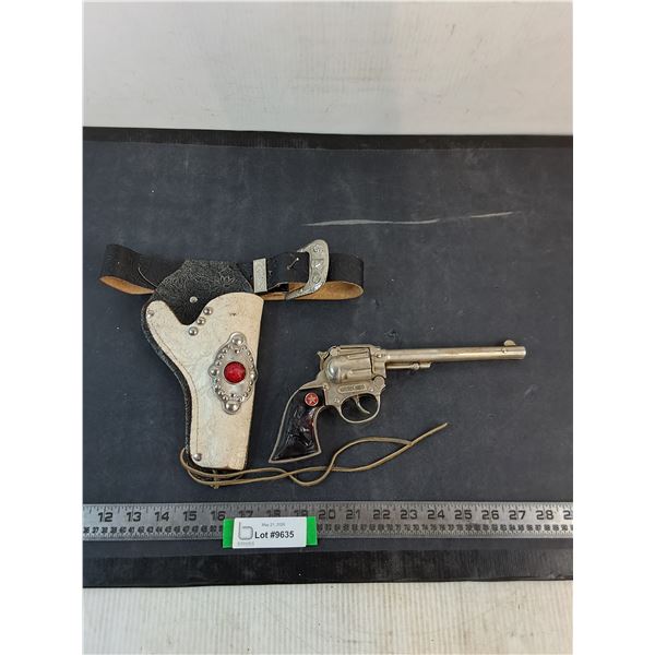 Toy 6-Shooter w/Holster Belt