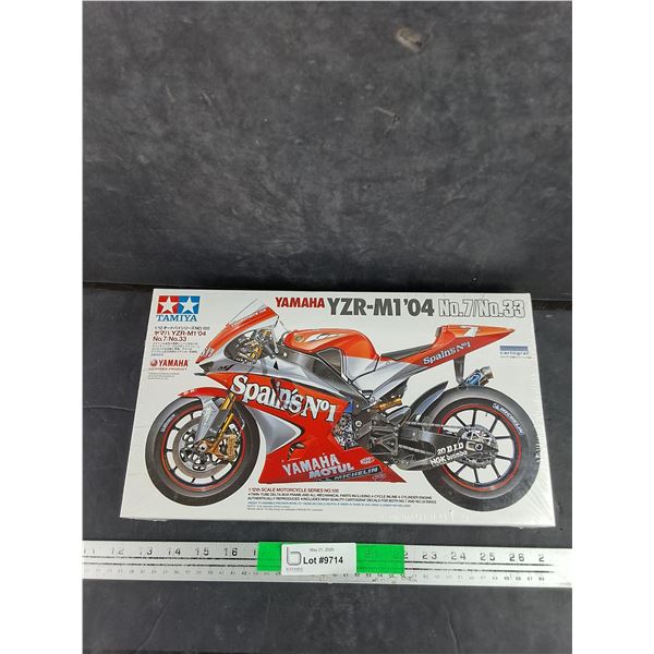 Tamiya Yamaha YZR - M1'04 Motorcycle Model - New
