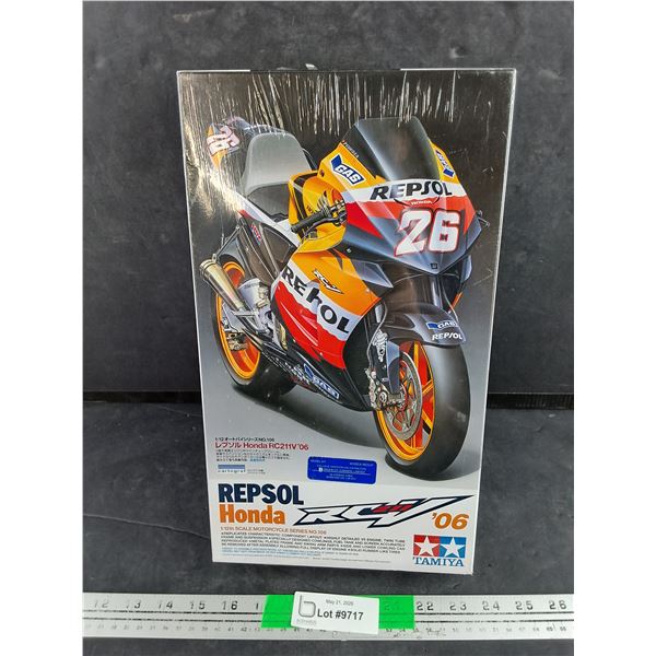 Tamiya Repsol Honda RC211V'06 Motorcycle Model - New