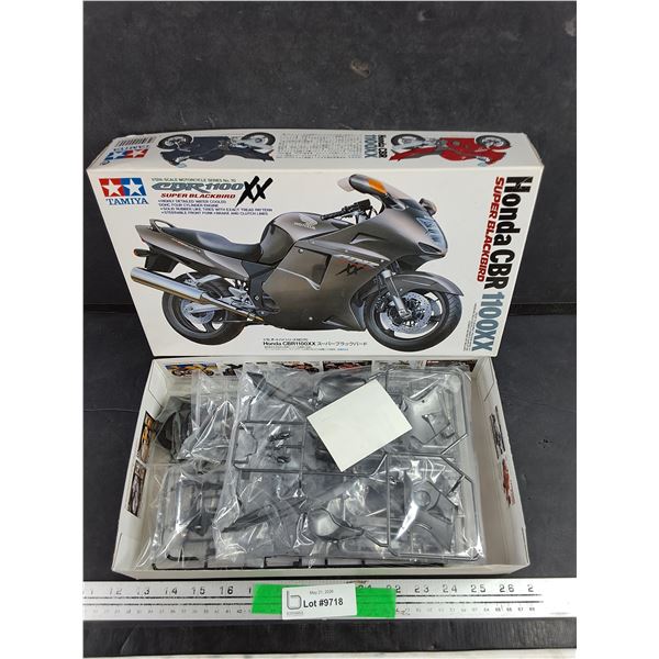 Tamiya Honda CBR1100 XX Super Blackbird Motorcycle Model - New