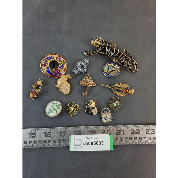 (13) Costume Jewelry Brooches