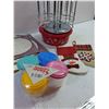 Image 3 : Misc. Household Items, Paper Doilies, Containers