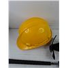 Image 4 : Hard Hat, Umbrella, New Balance Water Bottle Belt