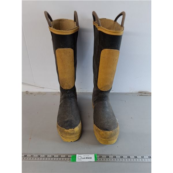 Black Diamond Steel Toed Rubber Boots: Women 7.5, Men's 5.5