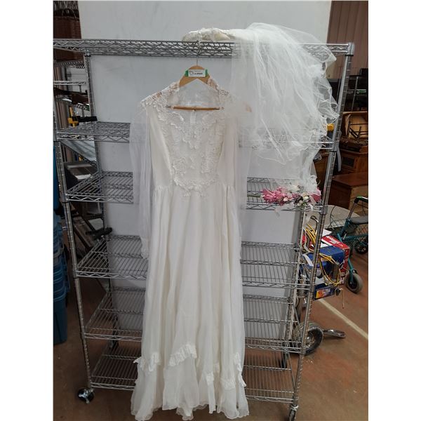 * Wedding Dress - Approx 6 to 8 Size w/Hat & Bouquet