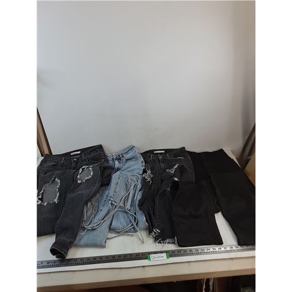 (4) Pairs of Women's Fashion Jeans - Sizes 0 to 24/33