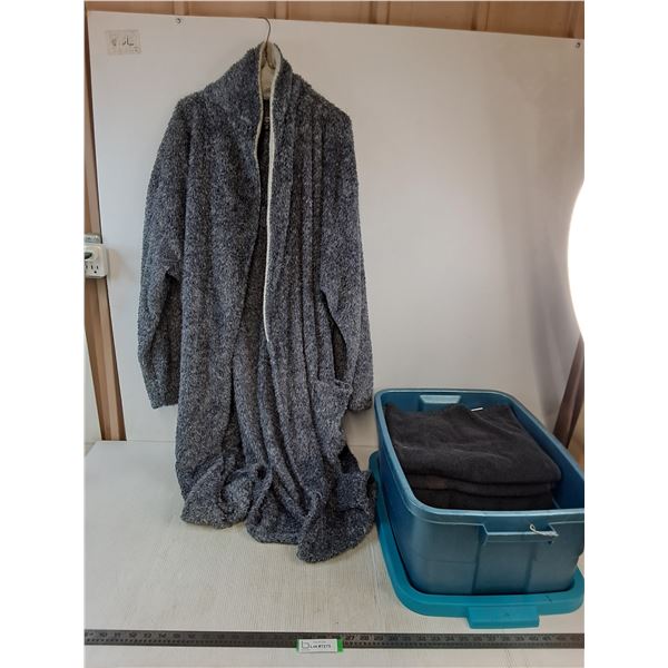 Mountain Ridge House Coat - Size XL, (5) Large Black Towels, Rubbermaid Tote - PU Only