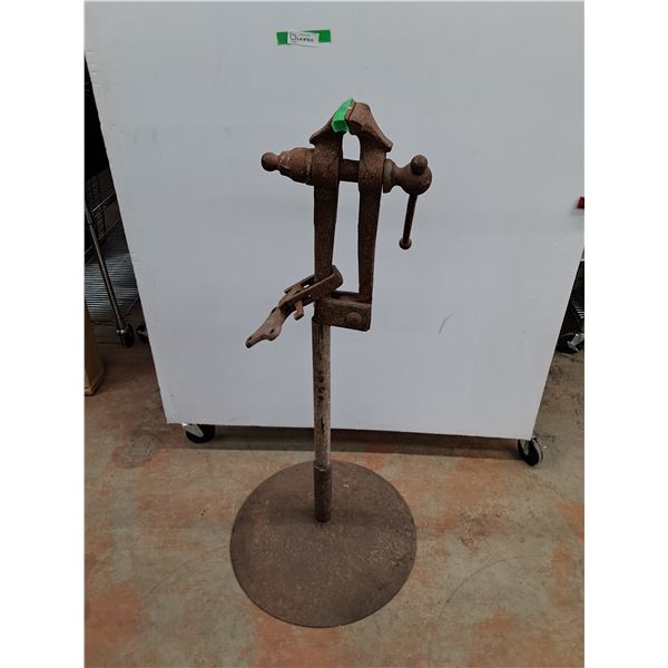 *Vintage Footed Vise - PICKUP ONLY