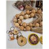 Image 4 : Assorted Items, Decor, Keychains
