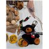 Image 5 : Assorted Items, Decor, Keychains