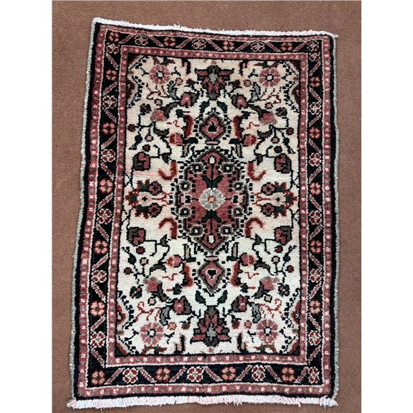 100% Authentic Hand Knotted Wool Persian Rug Handmade in Iran (2.8' Ã— 1.10' f 81Ã[x=#8212/