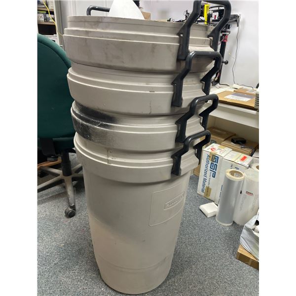 Lot of 4 Rubbermaid Roughneck 32-Gallon ContainerÂ
