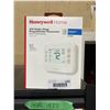 Image 2 : Honeywell Home RTH221B X2P Single-Stage Programmable Thermostat