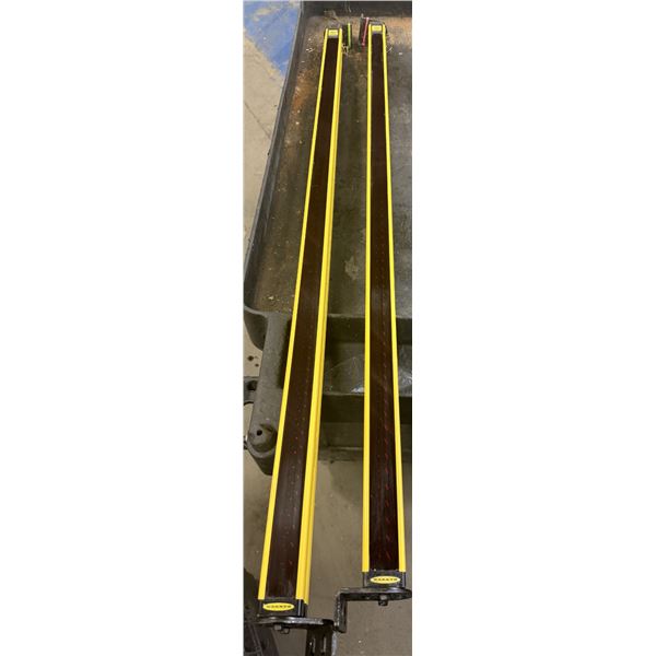 Set of Banner Light Bars #SLSE30-1050Q8 & SLSR30-1050Q8
