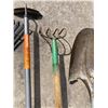 Image 7 : LAWN CARE LOT: RAKES, HOE, SHOVEL, AND BULB PLANTER
